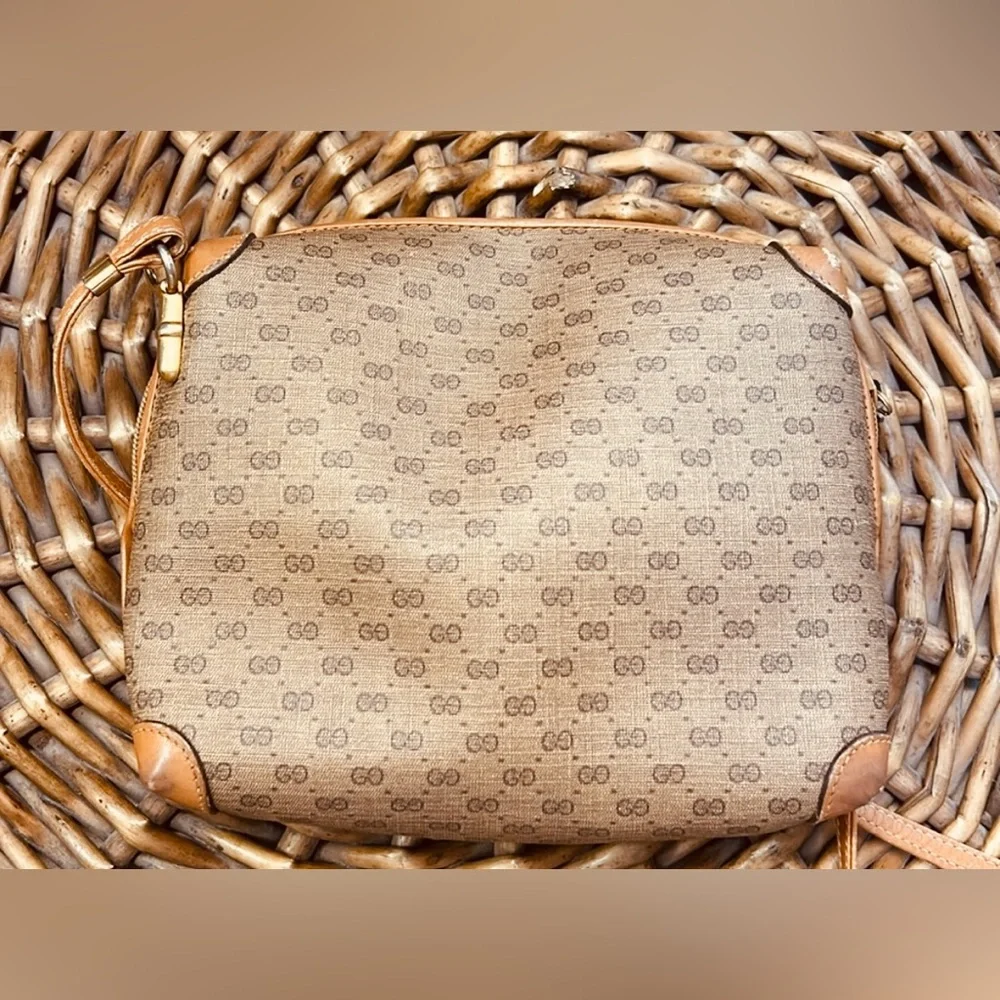 Authentic Vintage Gucci Crossbody Bag with Gold Accents - Picture 10 of 14